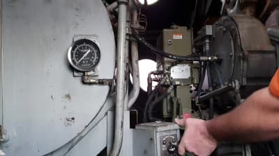 Een 3600 pk EMD diesel locomotief starten