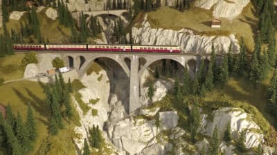 Part 2: A tour of a Om & H0 scale model railroad layout 
