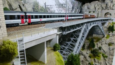 Ein "90er Jahre Schnellzug" am Lötschberg